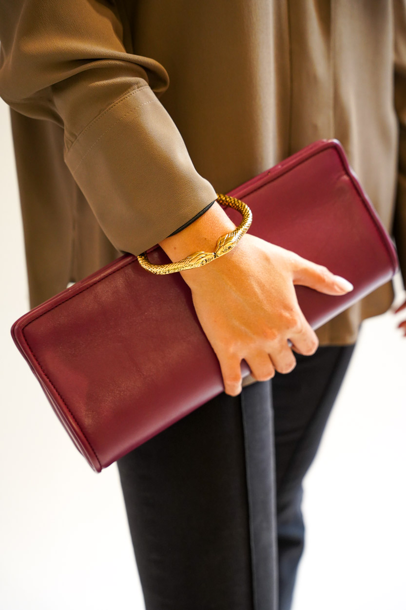 Pochette a mano grande con anello serpente nappa