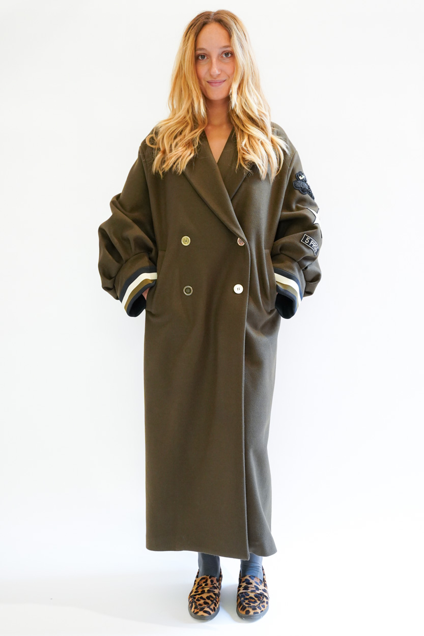 Cappottone over polsi contrasto con applicazioni