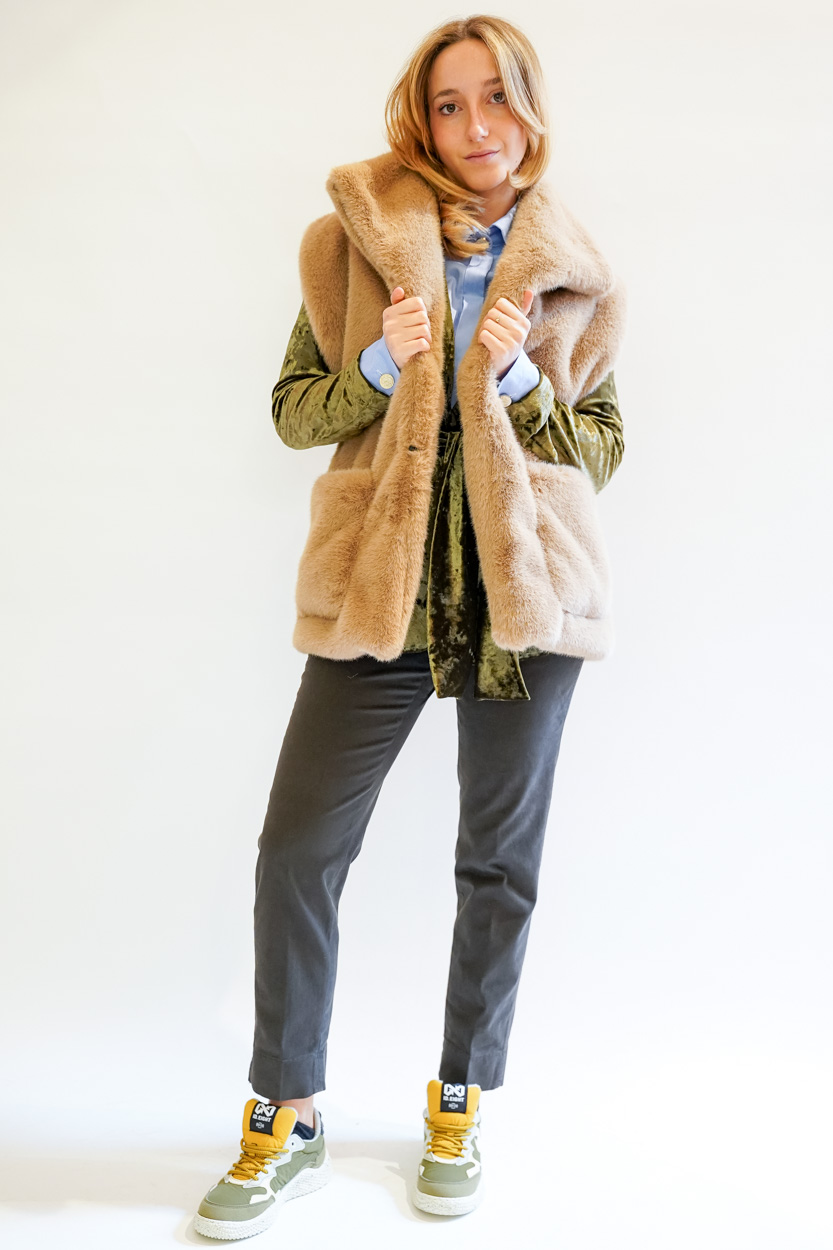 Gilet pelliccia con tasche e cintura